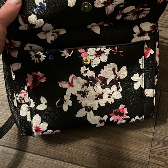 Liz Claiborne Small Crossbody Purse - Picture 4 of 11